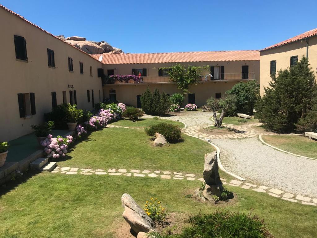 Residence Cala Francese - Case Sul Mare Ла-Маддалена Экстерьер фото